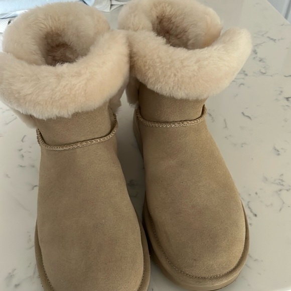 Uggs, worn once - Picture 1 of 4